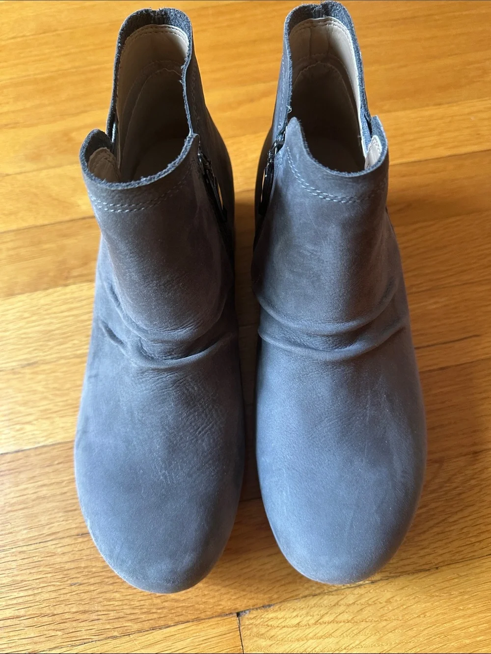 Dansko gray suede low bootie size 40